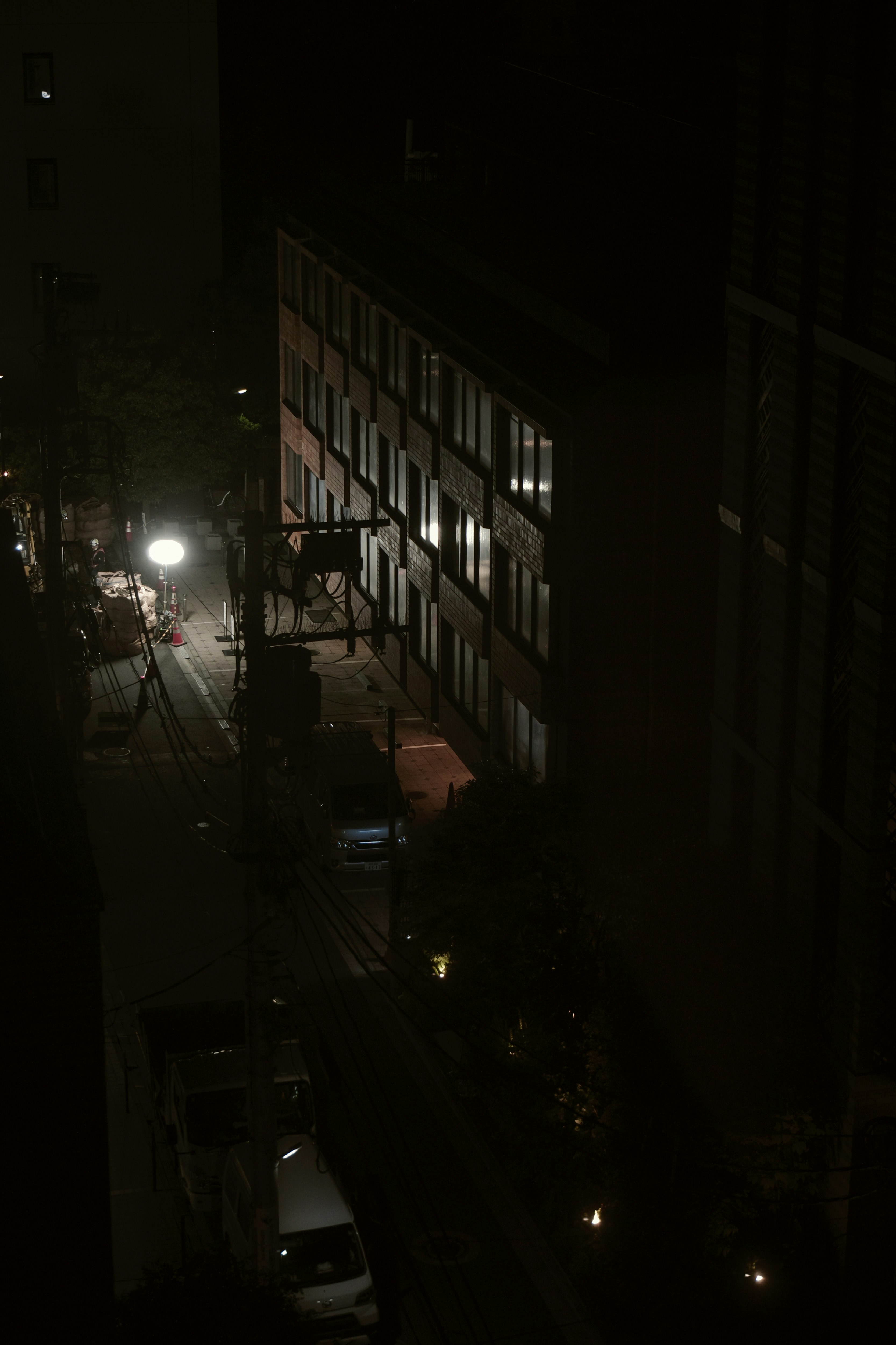 深夜の道路工事が進む街並みの夜景