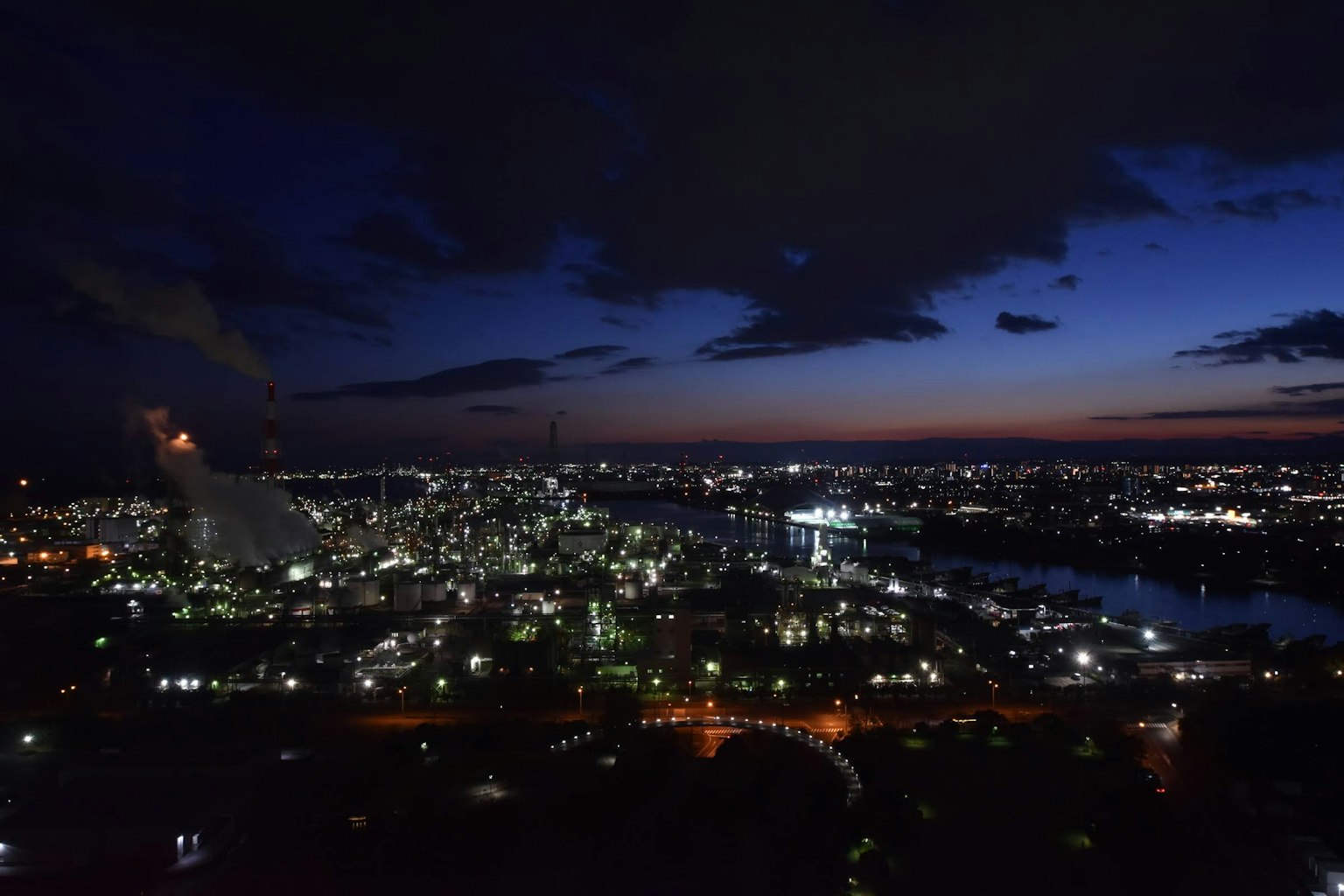 城市夜景 明亮的燈光和可見的河流