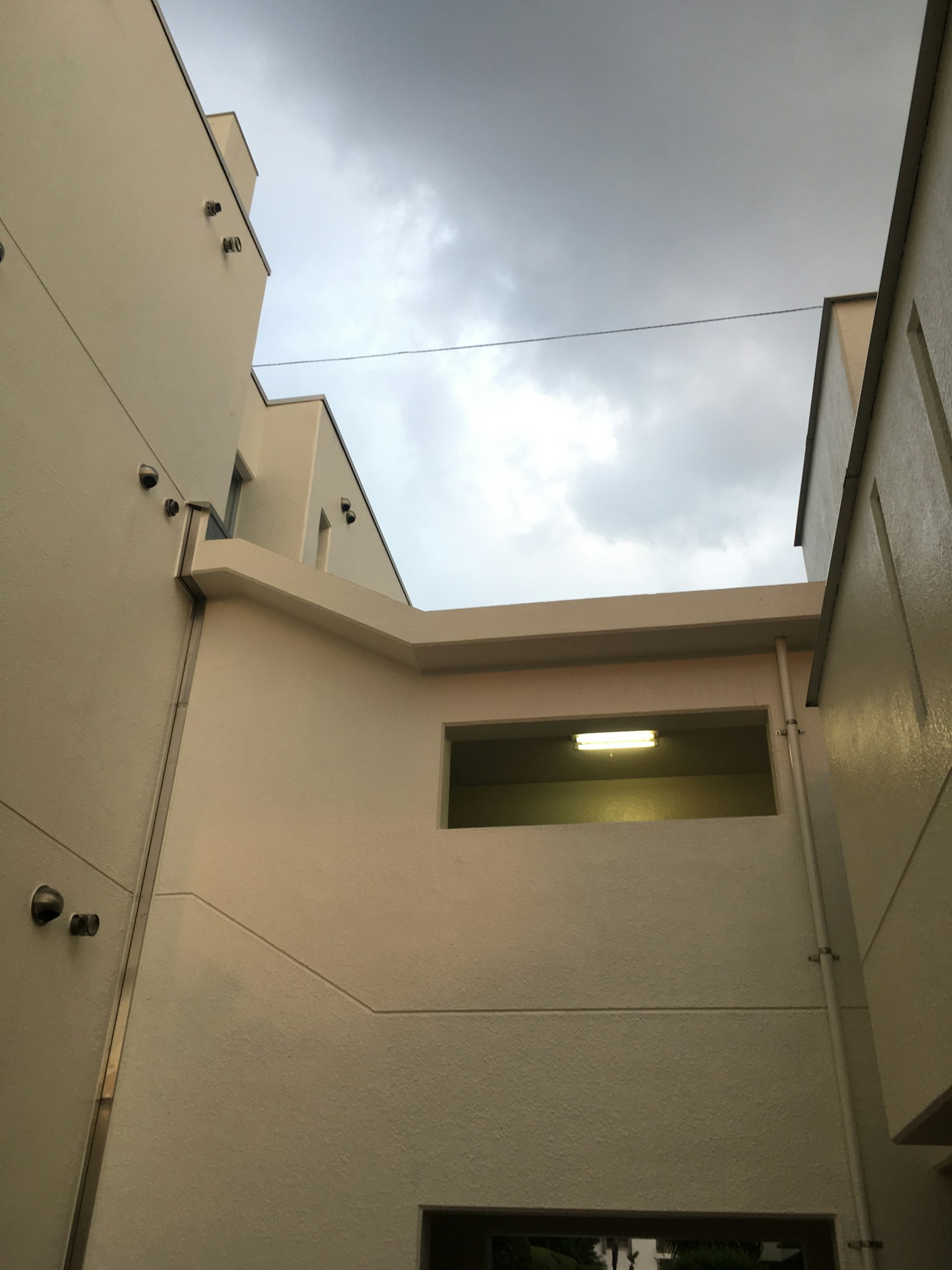 建筑之间的阴云密布的天空