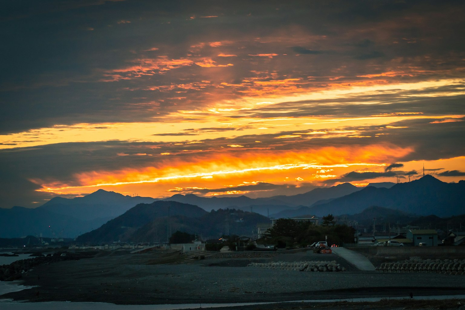 Hermoso cielo al atardecer con montañas en silueta