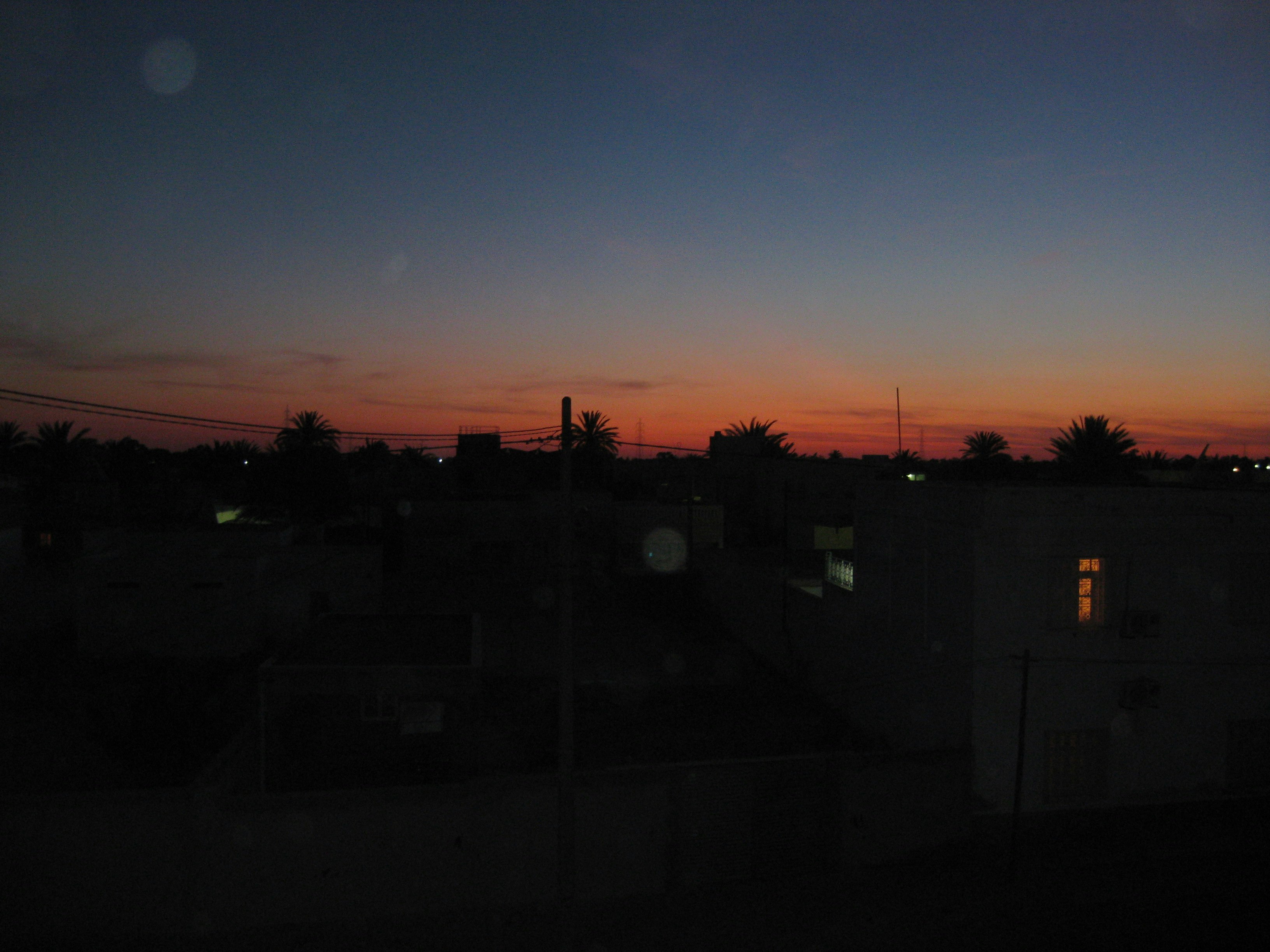 夕焼けの空と街並みのシルエット
