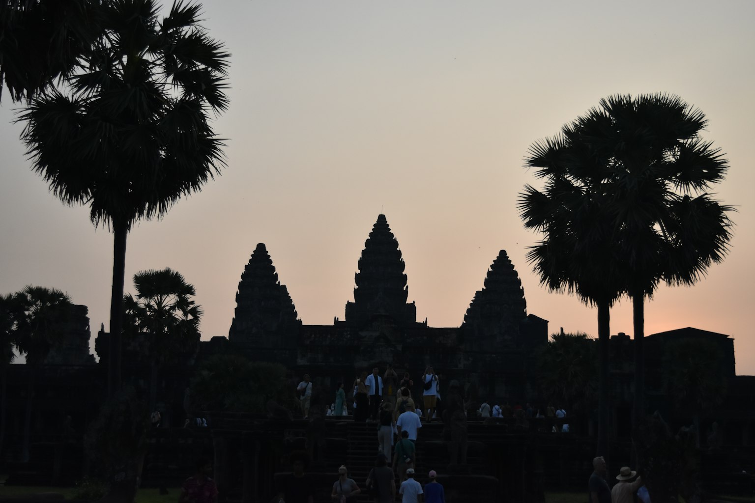 Silhouette di Angkor Wat contro un cielo al tramonto