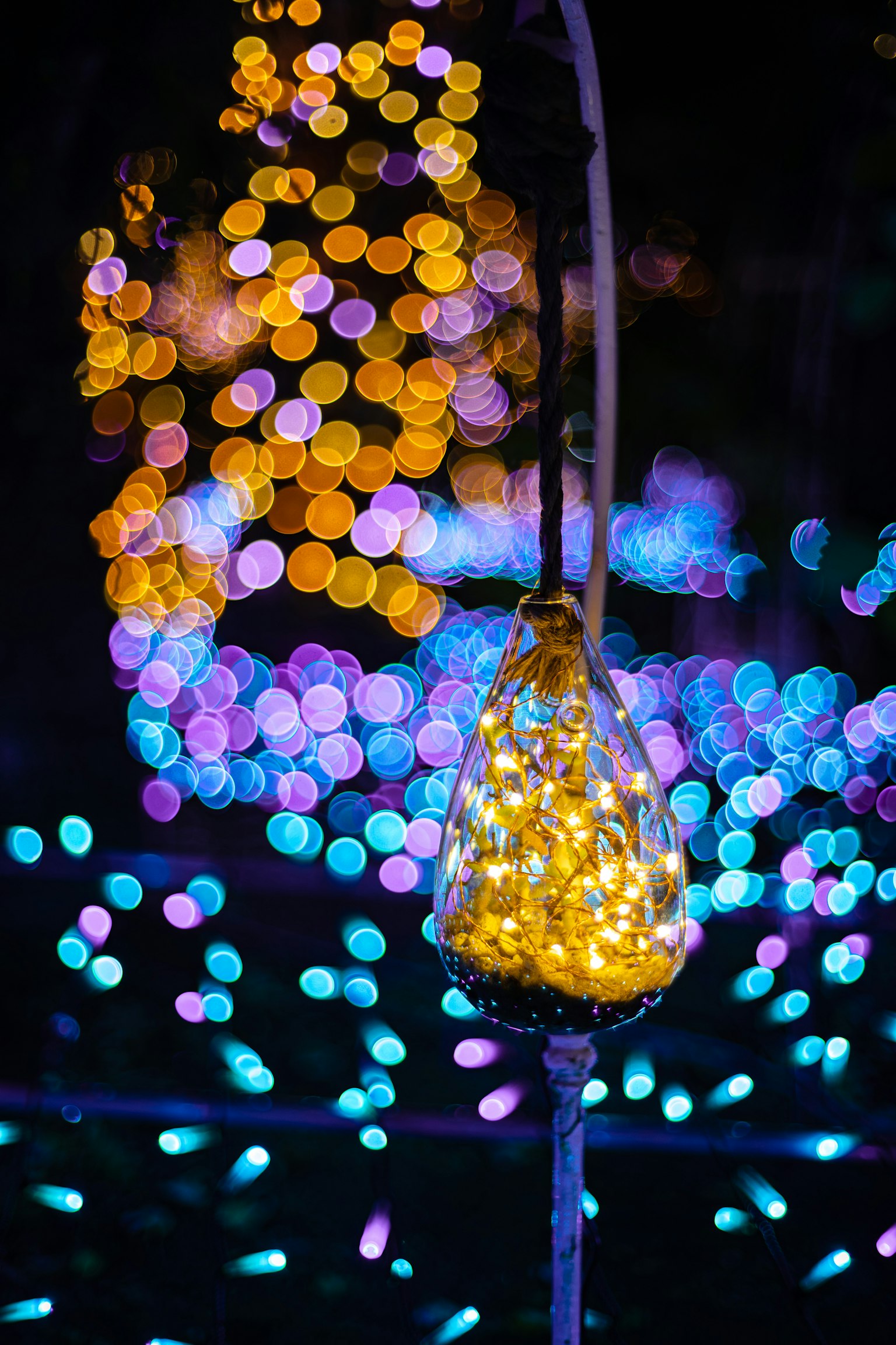 Lampe en cristal brillant parmi des lumières colorées avec une illumination floue en arrière-plan