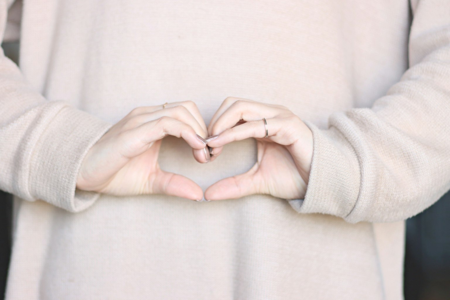 Primo piano di mani che formano un cuore