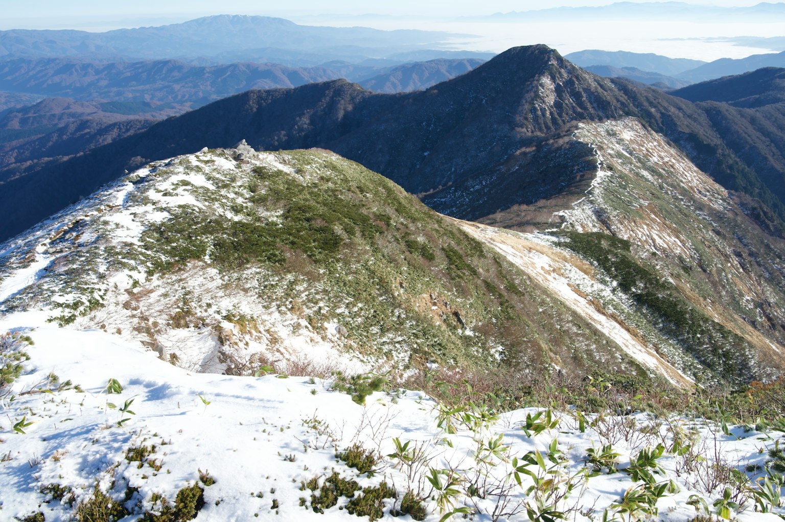 Hermoso paisaje de montañas nevadas