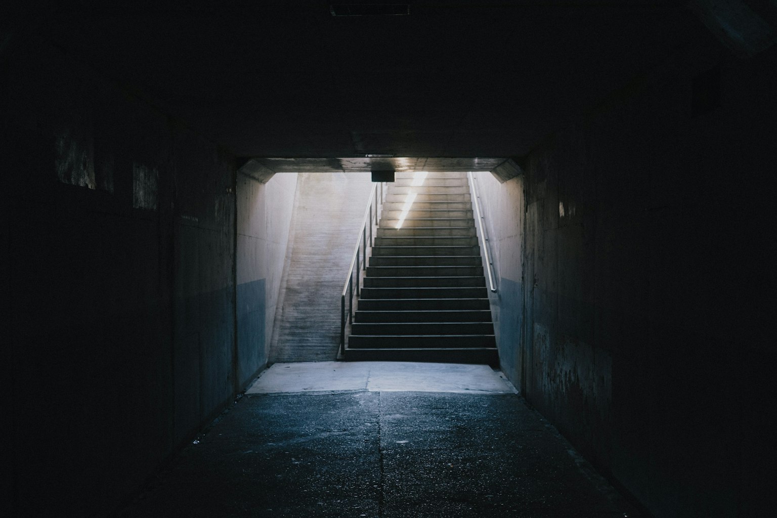 黑暗隧道尽头的明亮楼梯