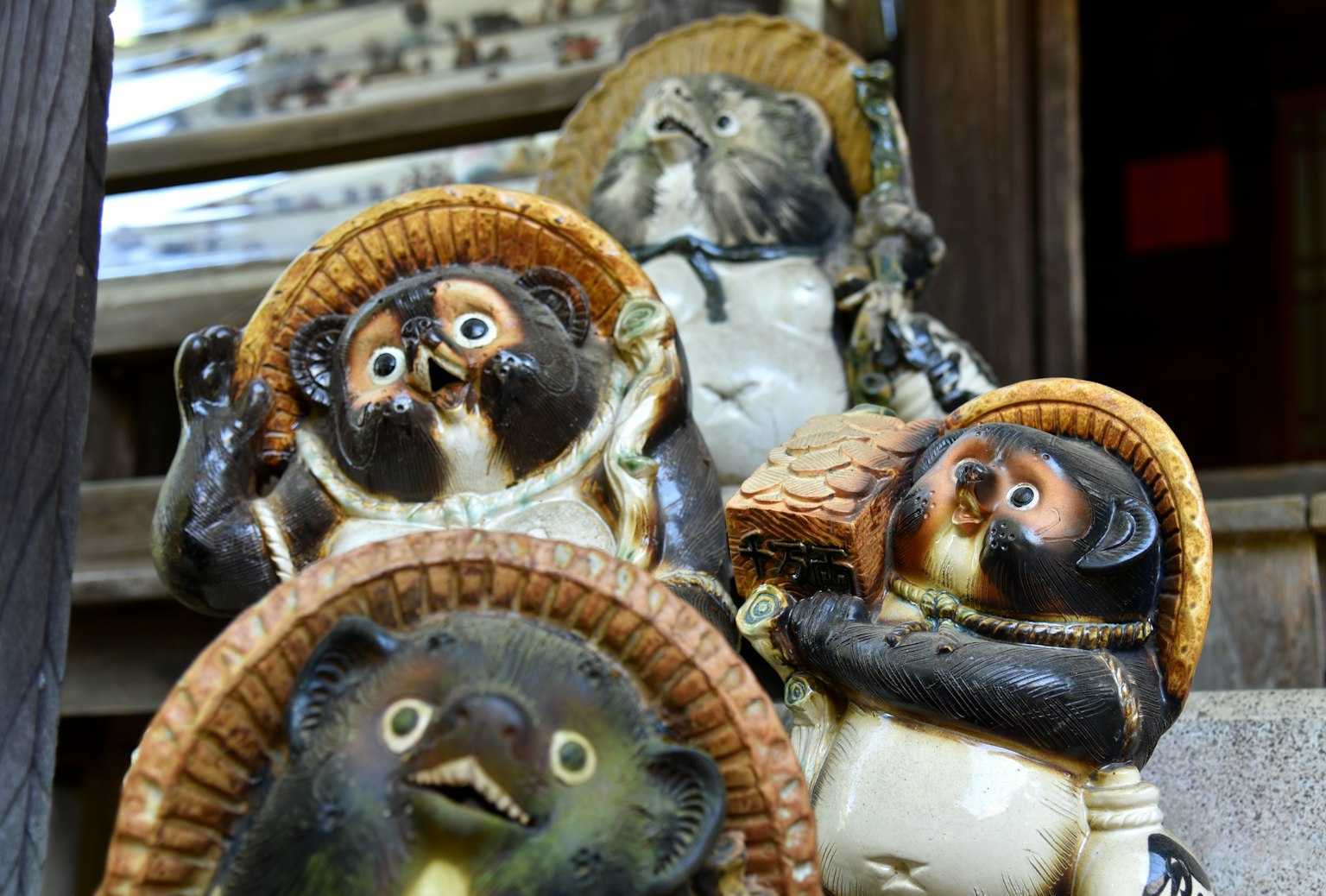 Collection de figurines de tanuki avec des visages expressifs
