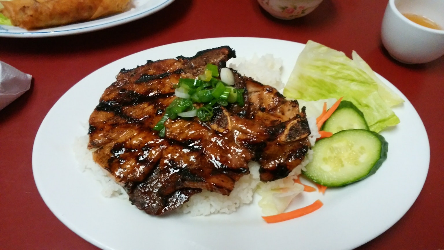 Ayam panggang yang diolesi saus manis dan gurih disajikan di atas nasi putih