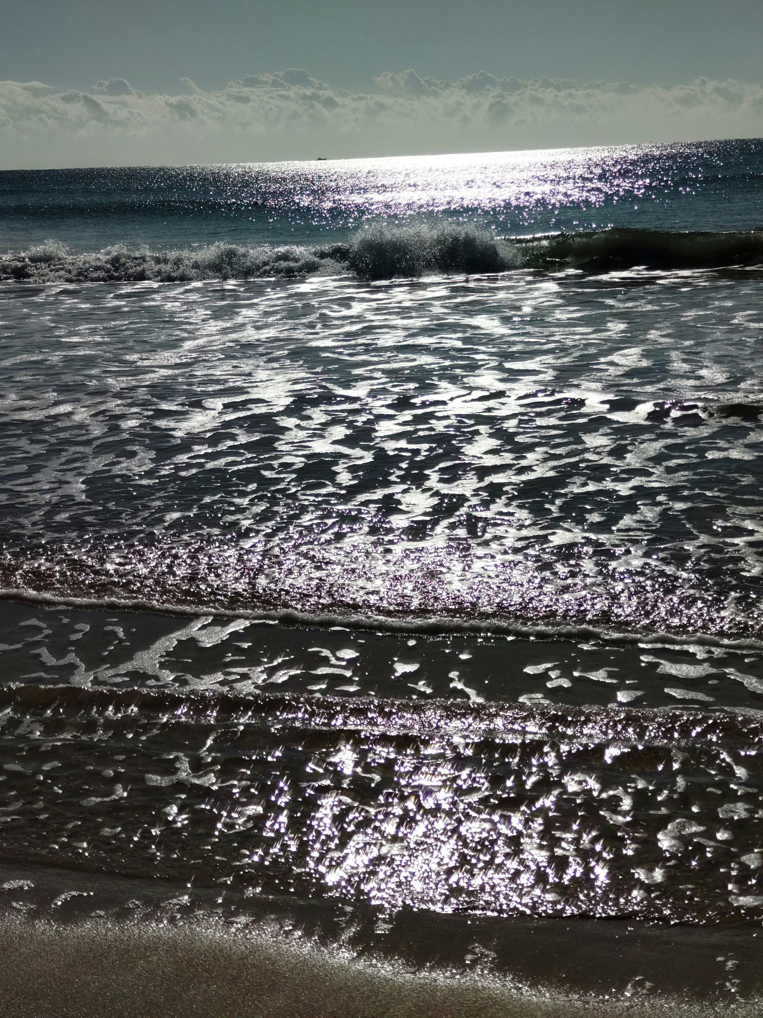 波に砕ける海面のきらめき