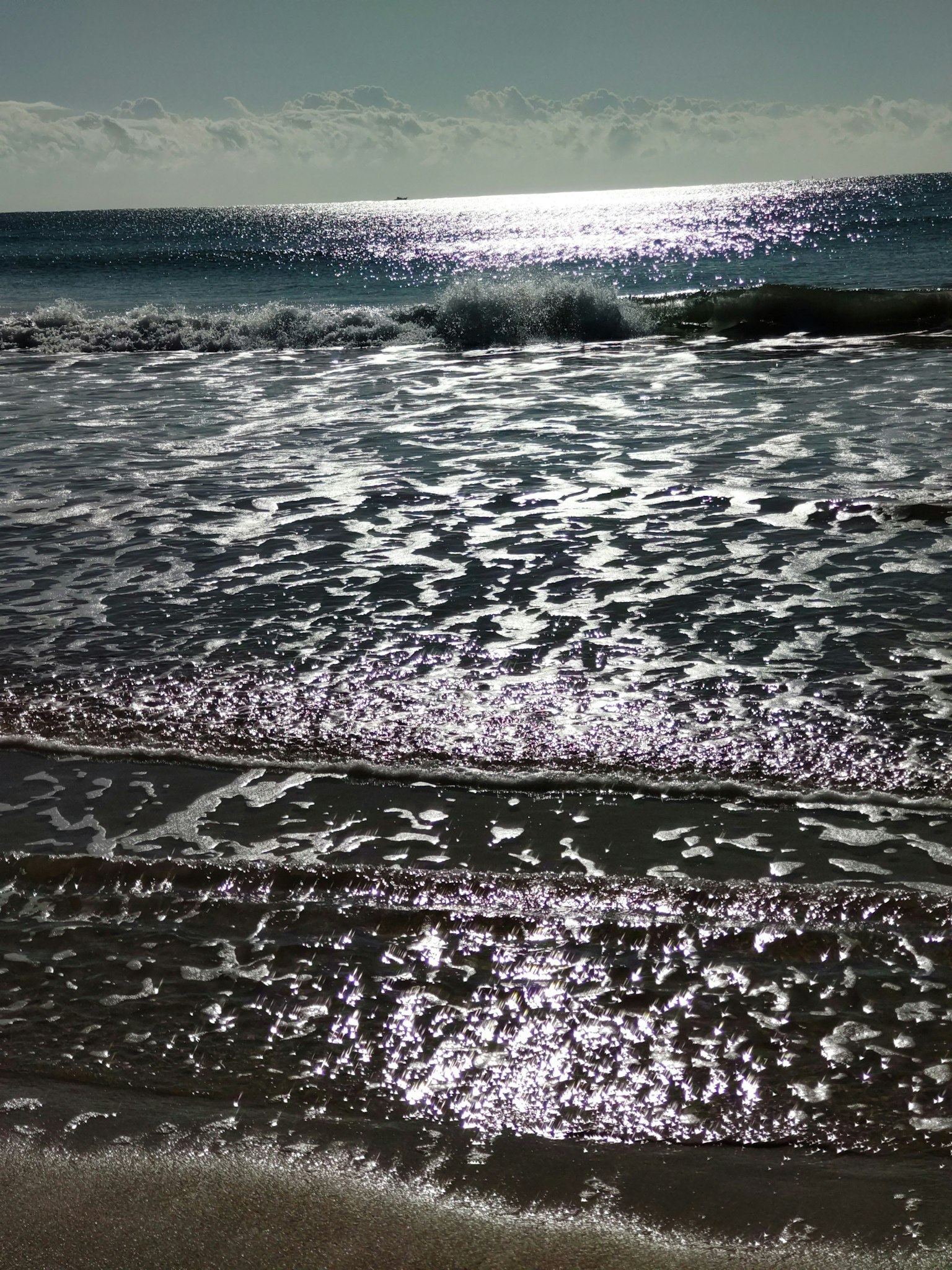 Scena di spiaggia bellissima con onde oceaniche e riflessi di luce