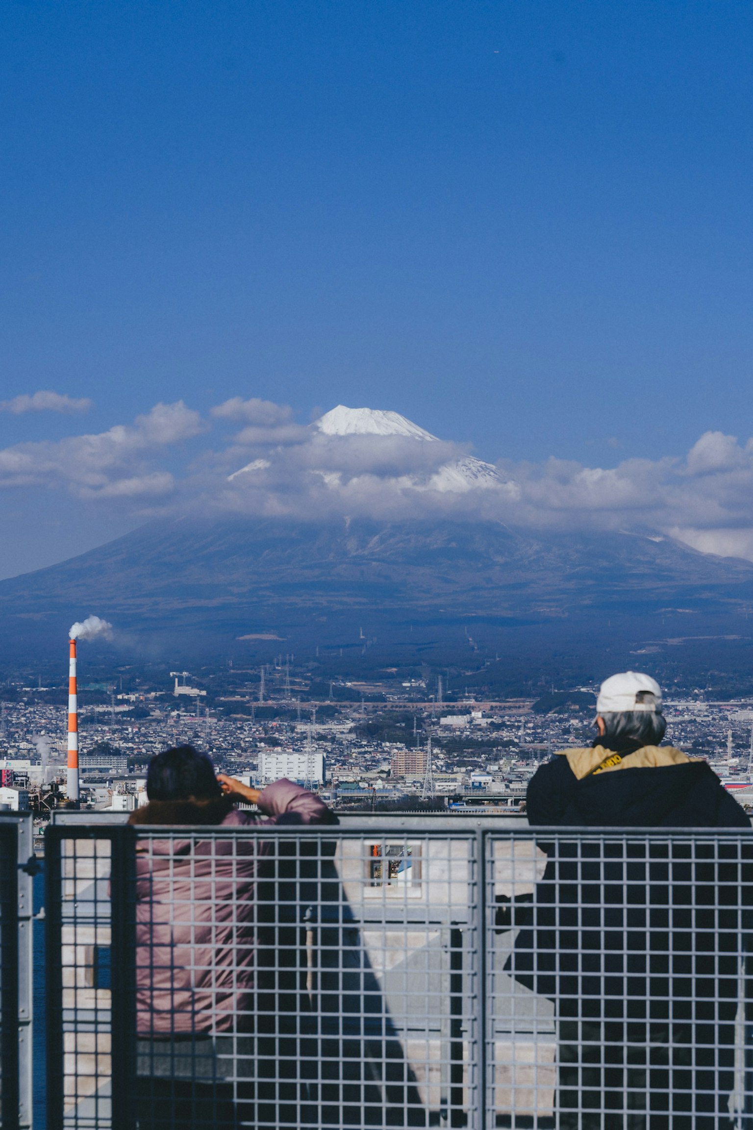 兩名遊客在富士山背景下欣賞風景