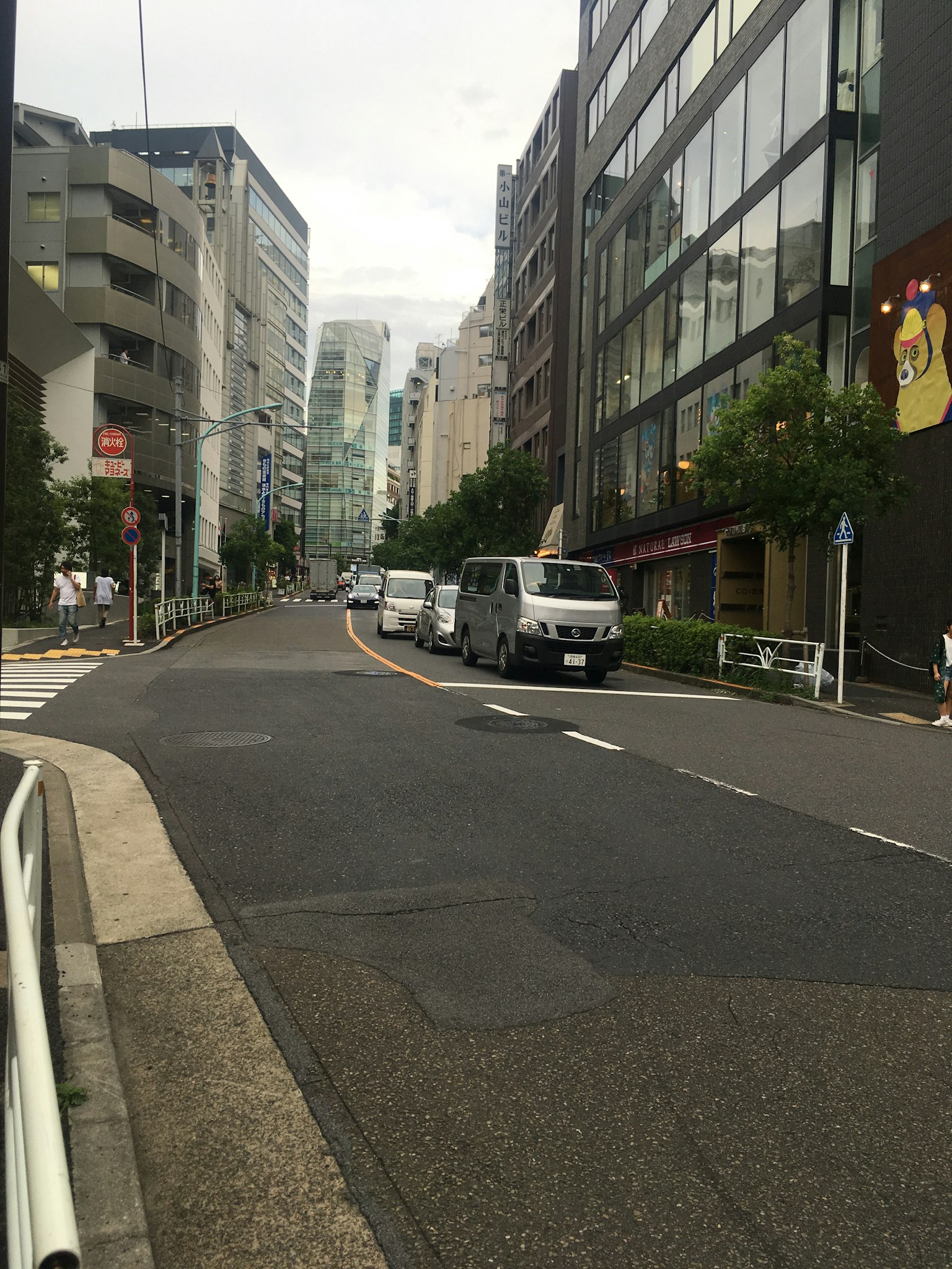 Vue de rue de Tokyo montrant des bâtiments modernes et des véhicules garés