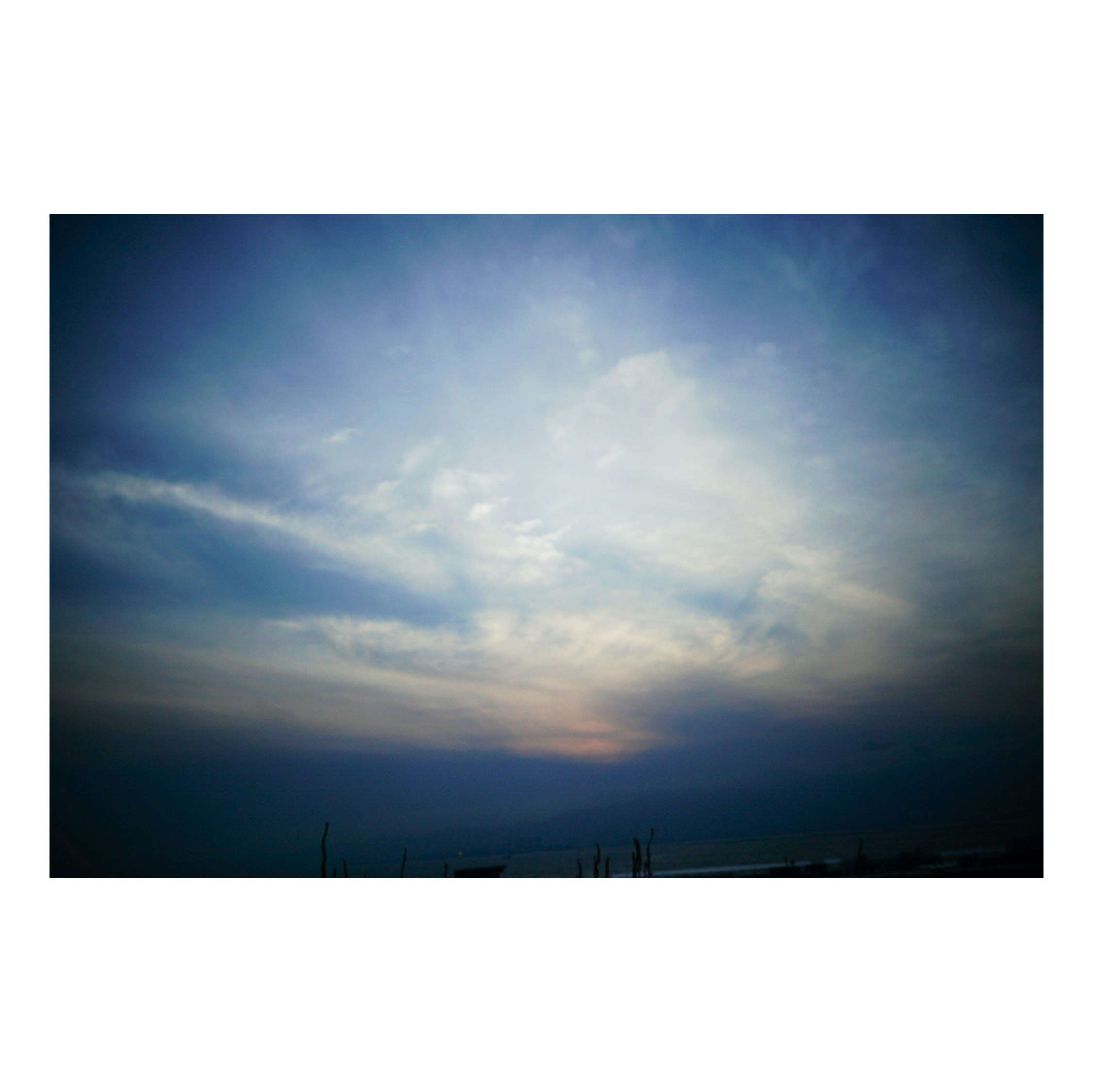 夕暮れの広い空に広がる雲のグラデーション