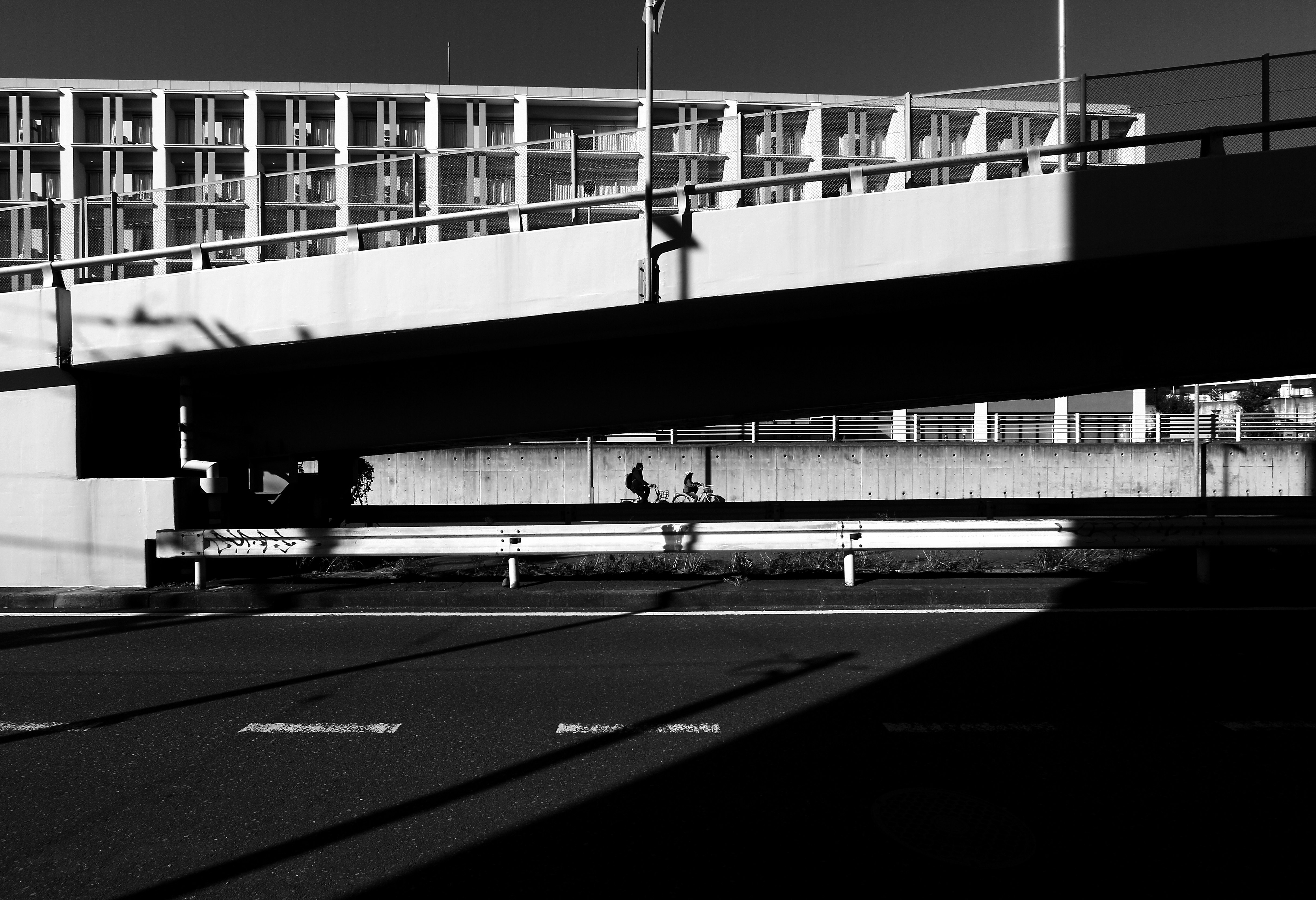 高架下を走る線路と高い建物のある都市の風景