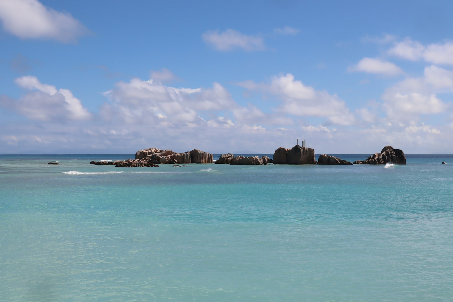 Vue pittoresque d'une petite île dans des eaux turquoise sous un ciel bleu