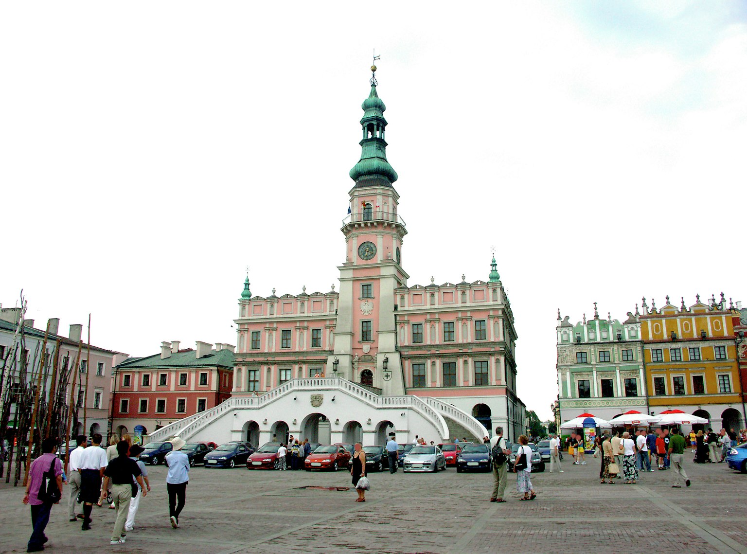 Vista del municipio nella bella piazza del mercato vecchio di Zamość con persone che passeggiano