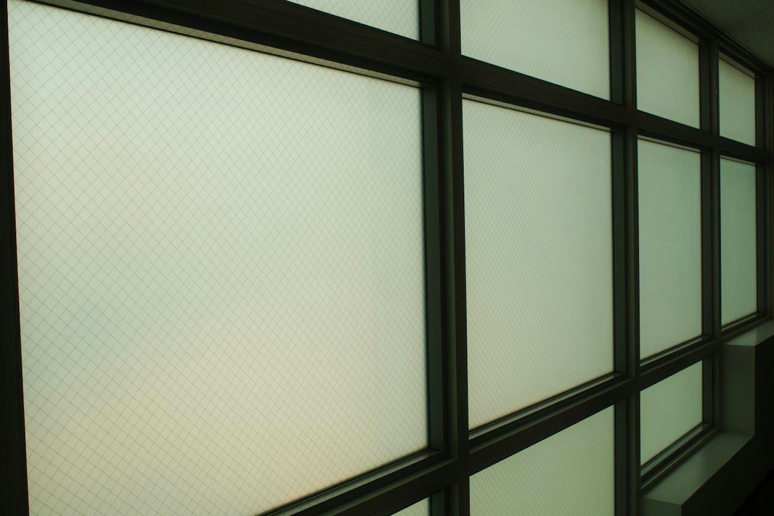 Una pared de ventanas blancas con marcos negros