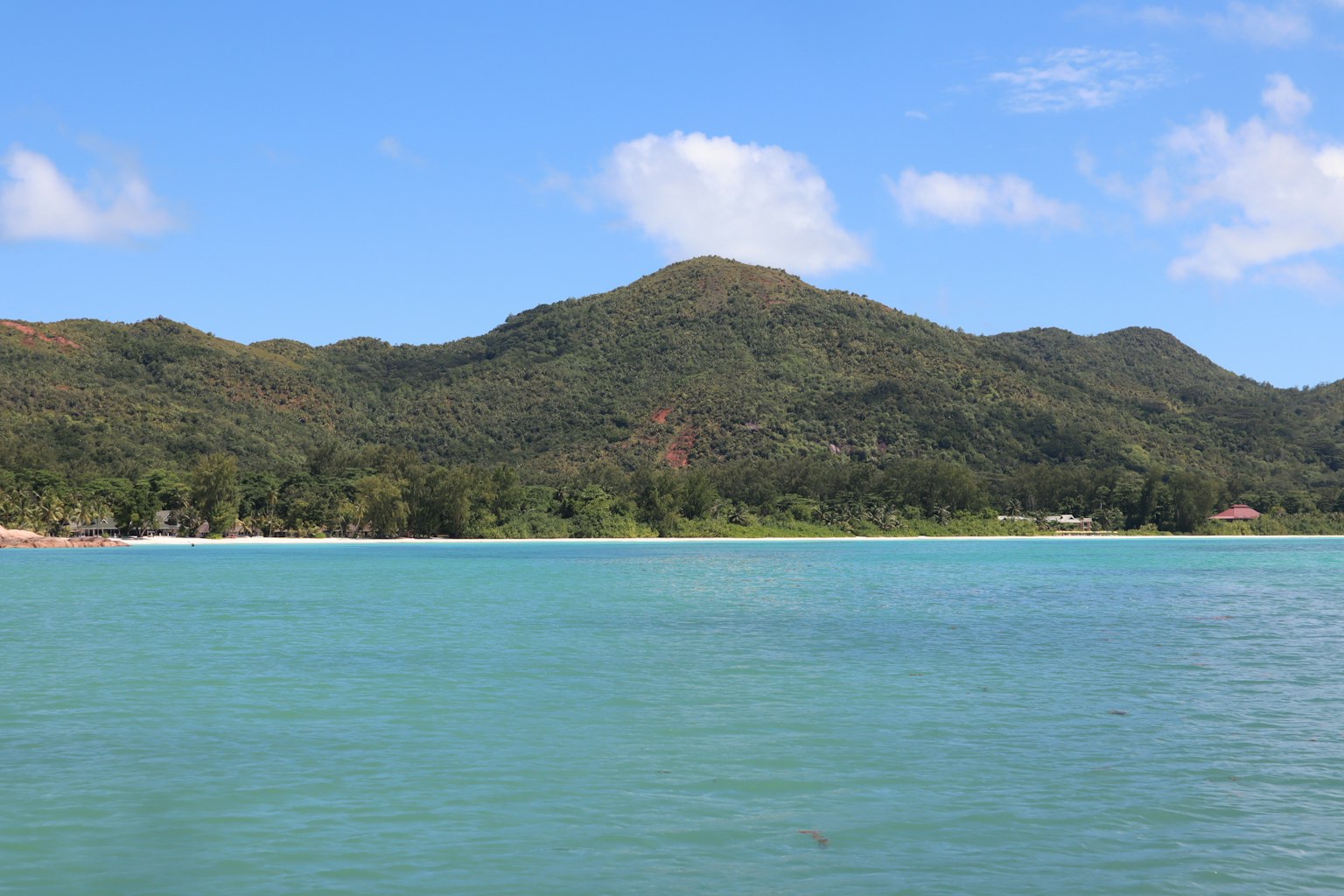 ทิวทัศน์ที่สวยงามของน้ำสีฟ้าและภูเขาสีเขียว