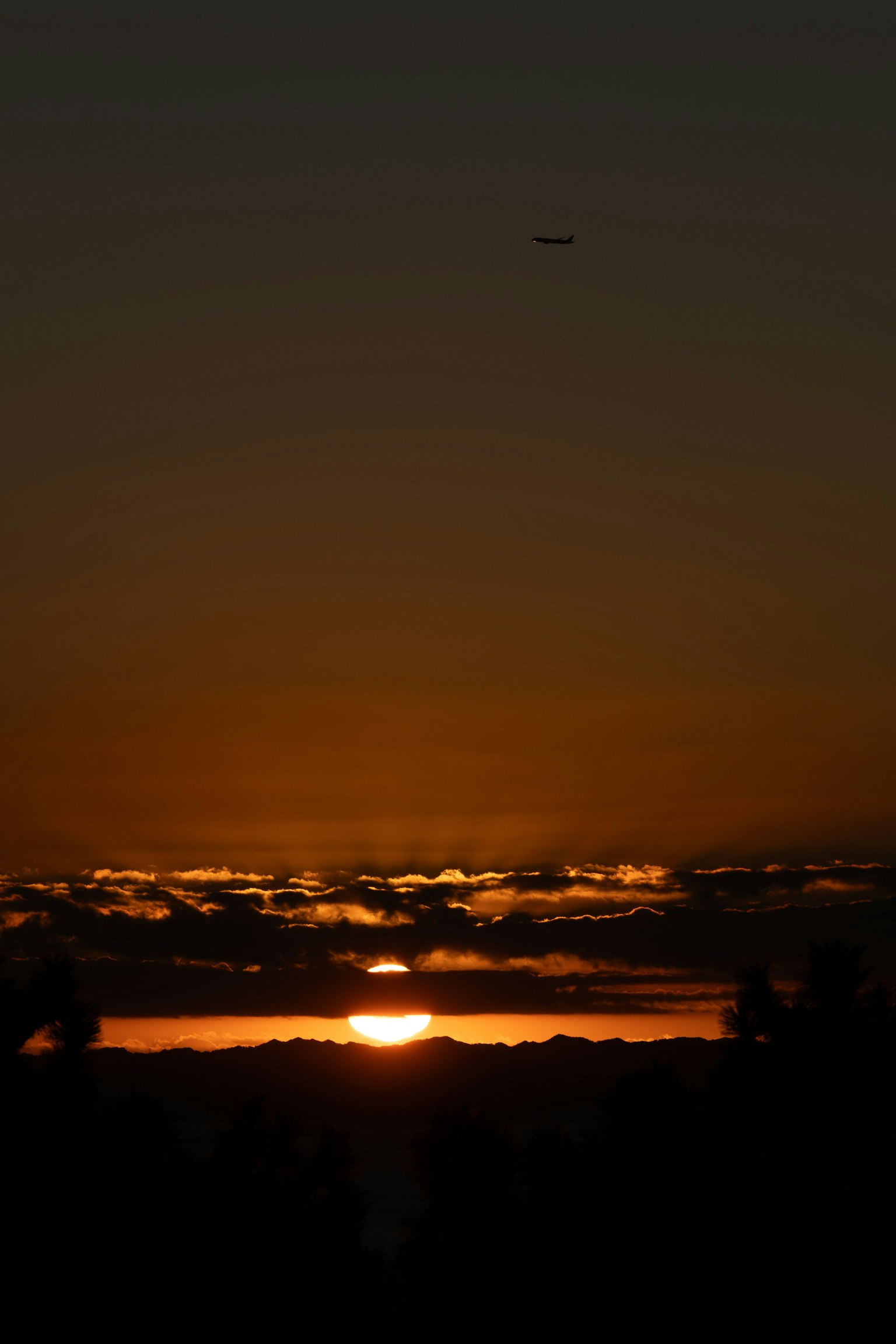 Bella vista del tramonto con nuvole e orizzonte