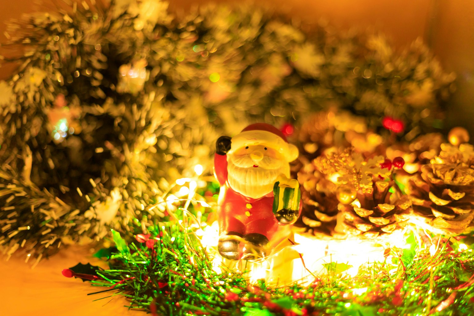 Tượng ông già Noel được bao quanh bởi đồ trang trí Giáng sinh