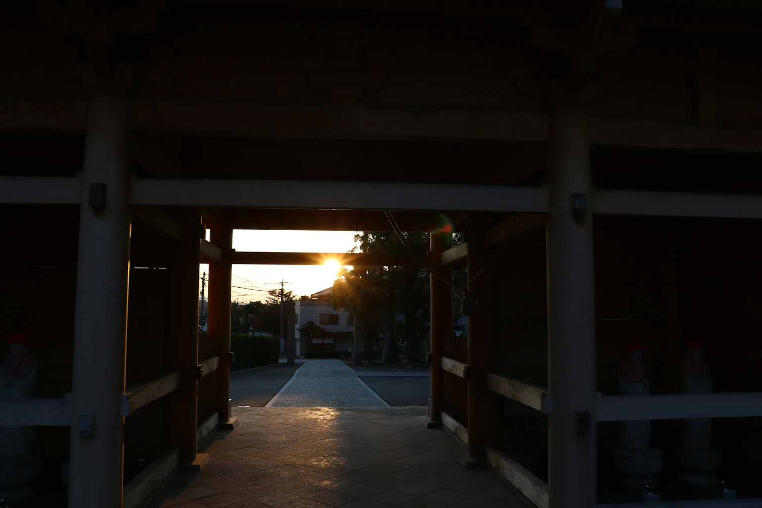 Eingang eines Schreins mit Blick auf den Sonnenuntergang