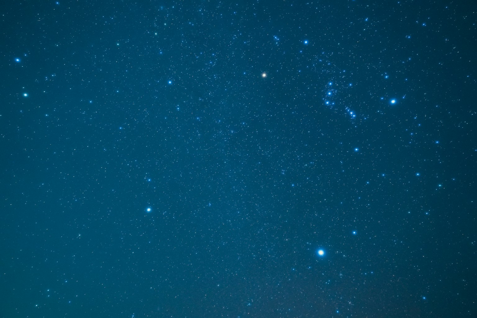 星星和星座點綴的夜空