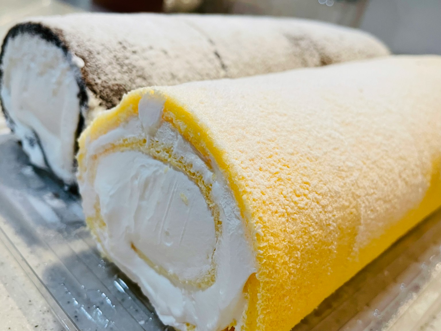 Gâteaux roulés jaunes et noirs garnis de crème