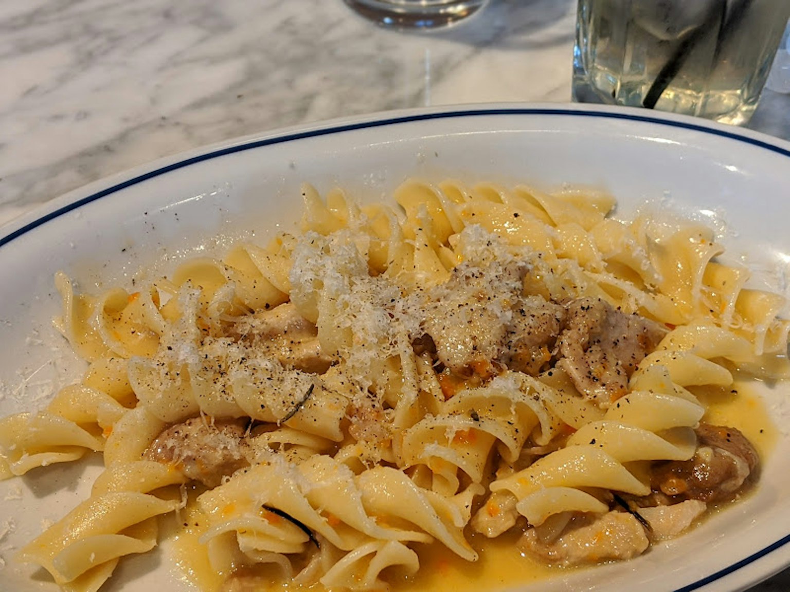 Plato de pasta cremosa cubierto con queso parmesano rallado