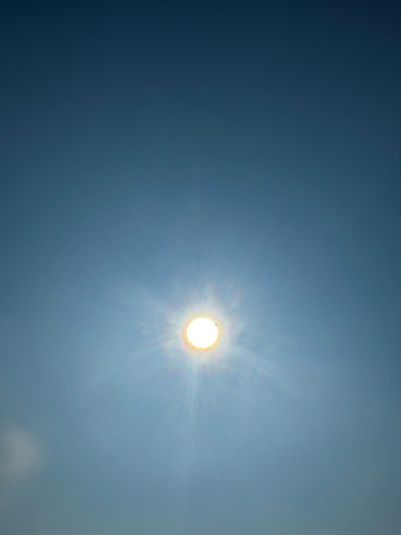 Gambar matahari bersinar di langit biru cerah cahaya terang dan warna cerah