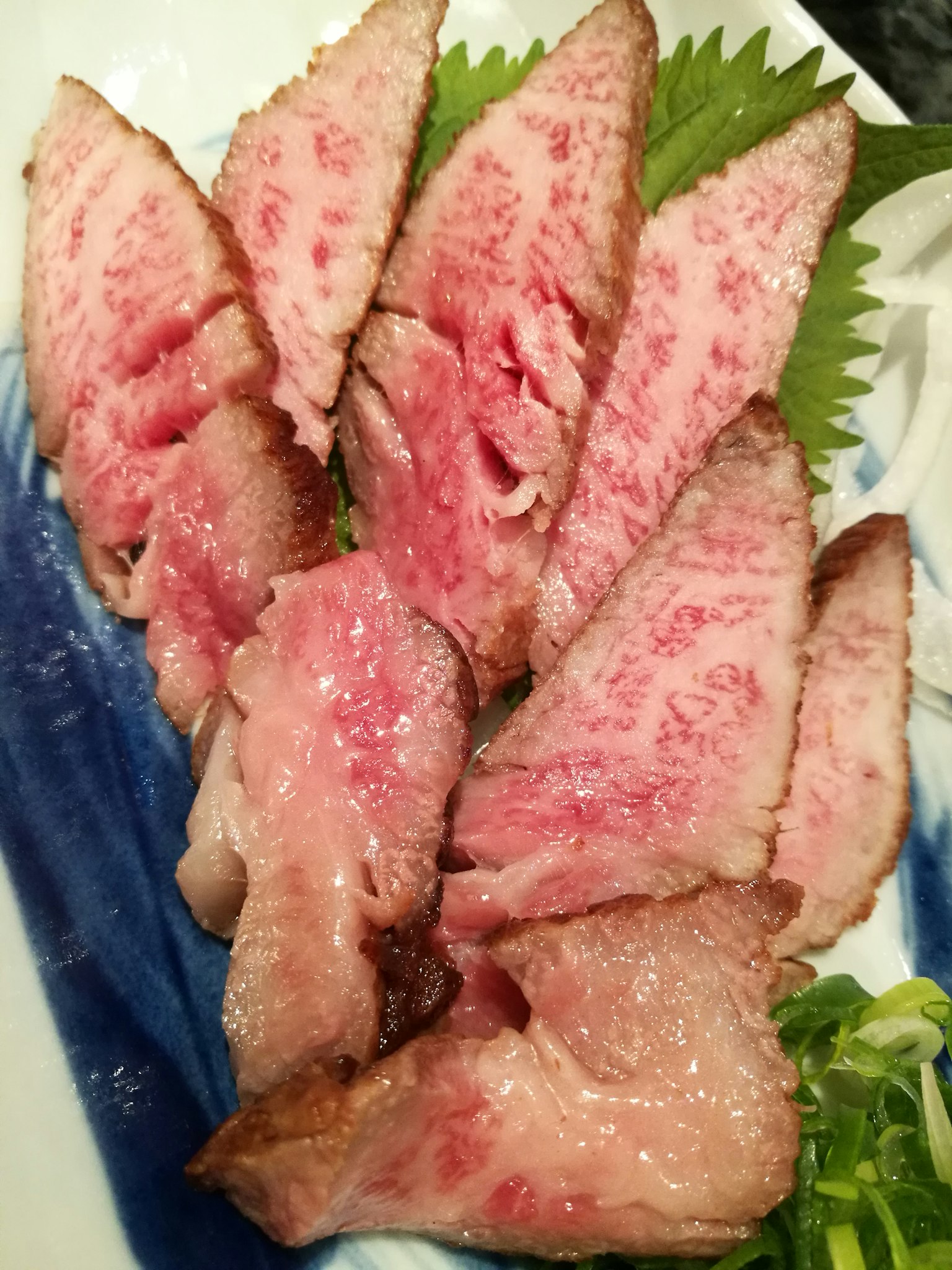 精美擺放的和牛肉片在盤子上