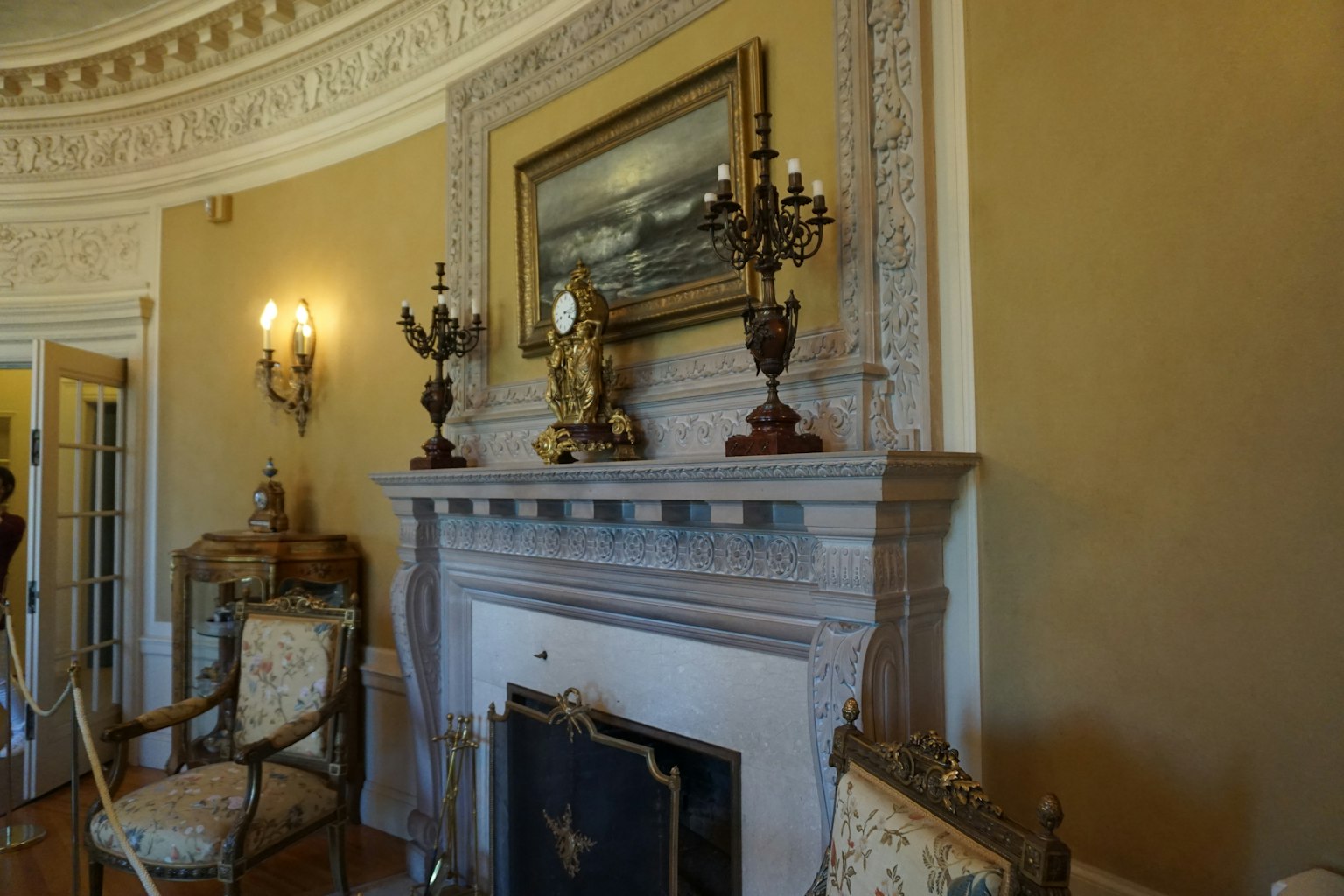 Intérieur d'une pièce avec une cheminée ornée et des candélabres décoratifs