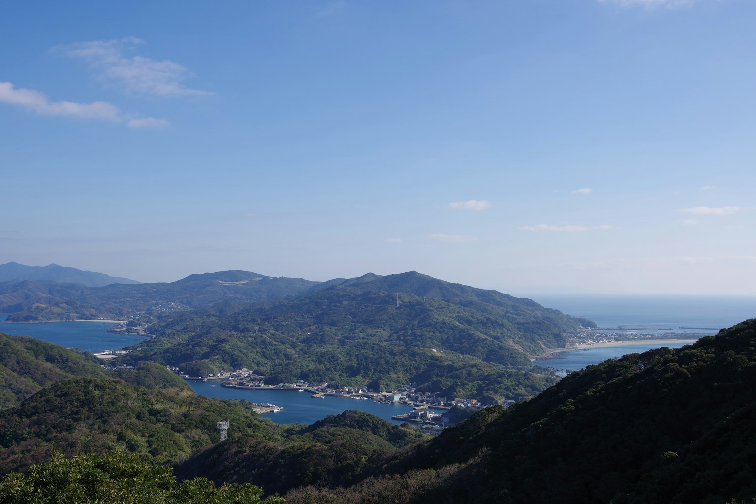 美麗的海岸風景，山脈和晴朗的天空