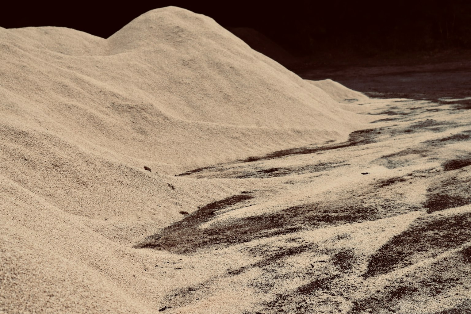 Mucchi di sabbia con superficie texturizzata e ombre