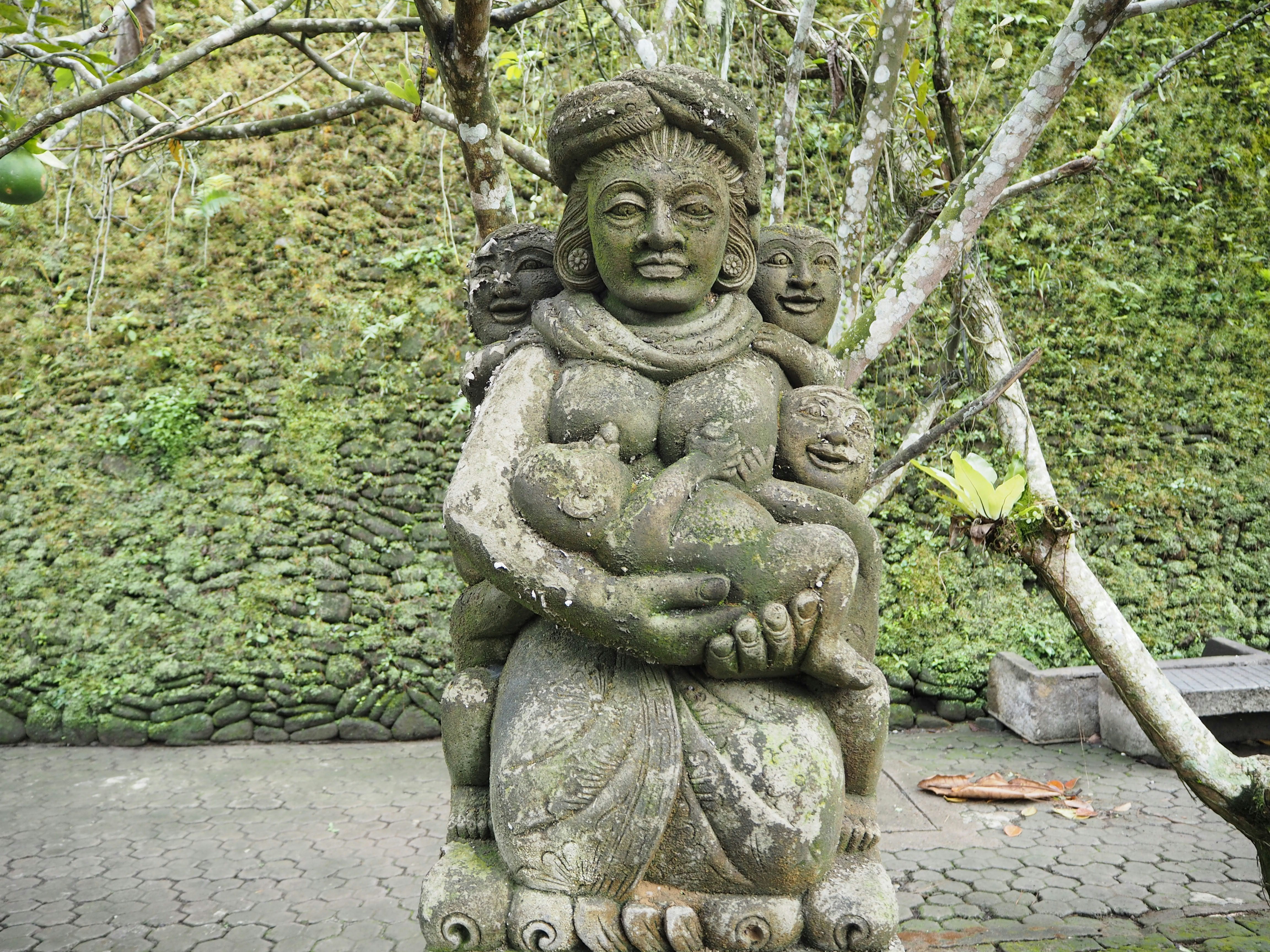 苔むした庭園の石像と子ども像