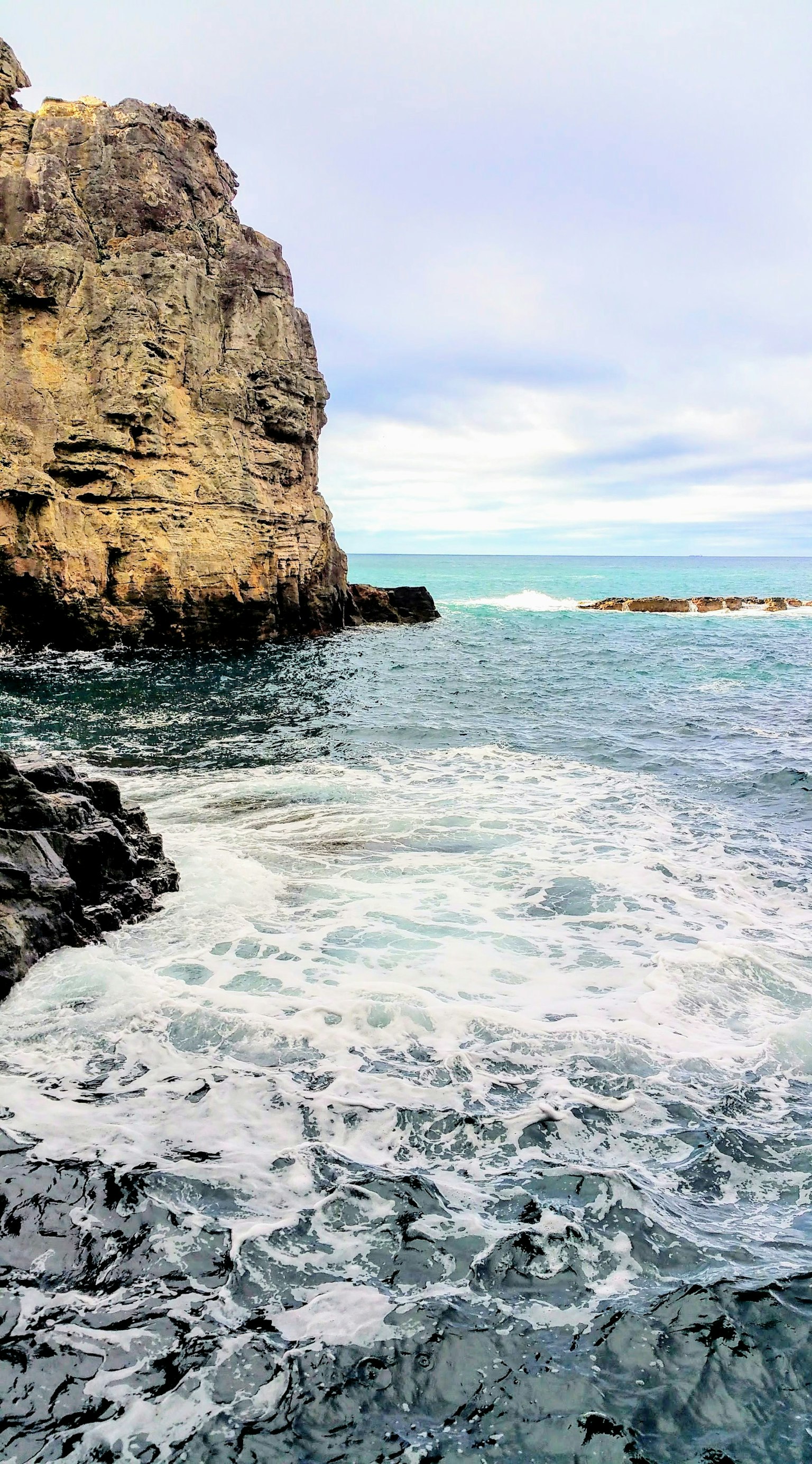 Tebing berbatu dengan pemandangan laut turquoise