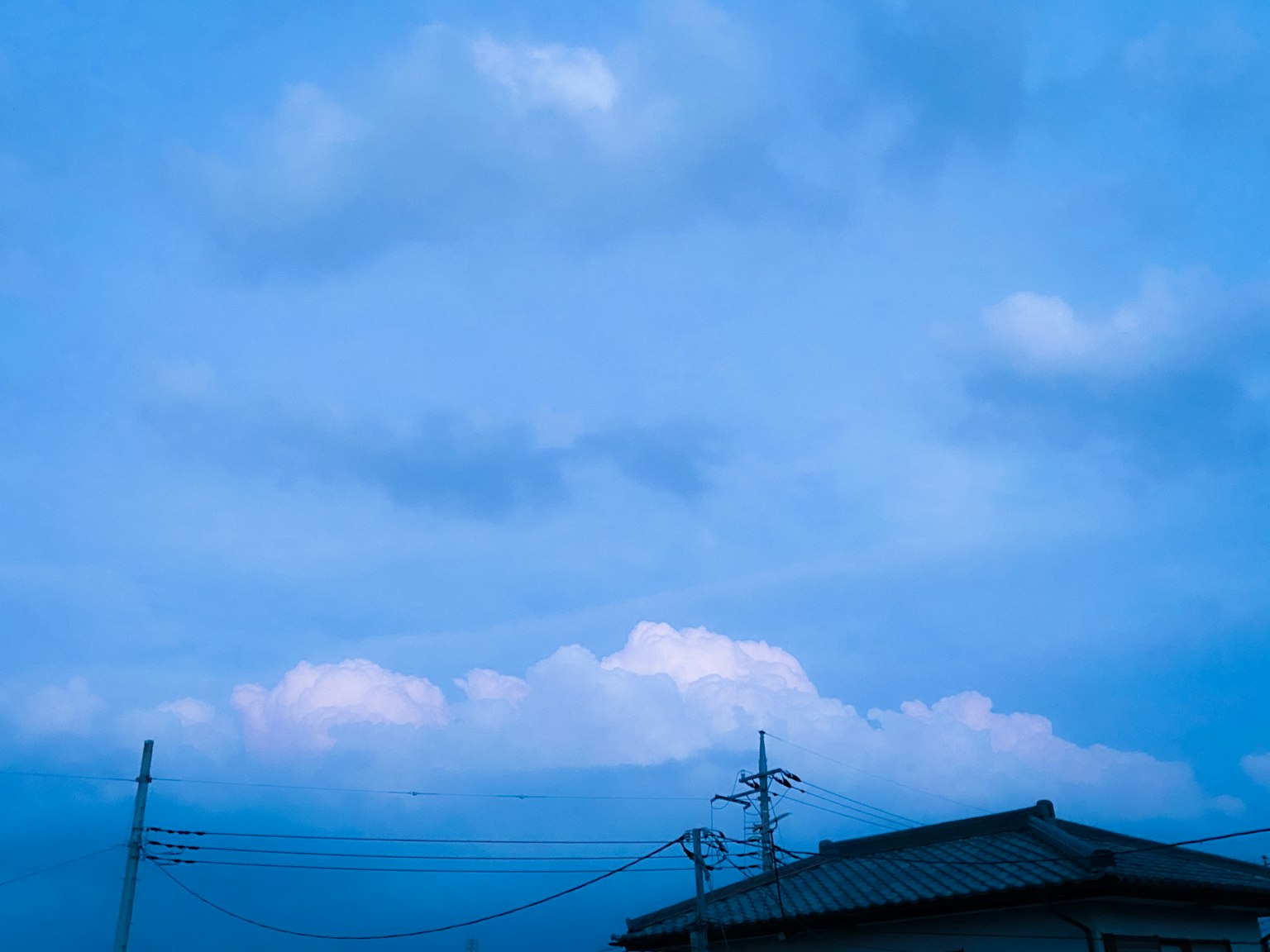 寧靜的晚霞與藍色調和柔和雲朵