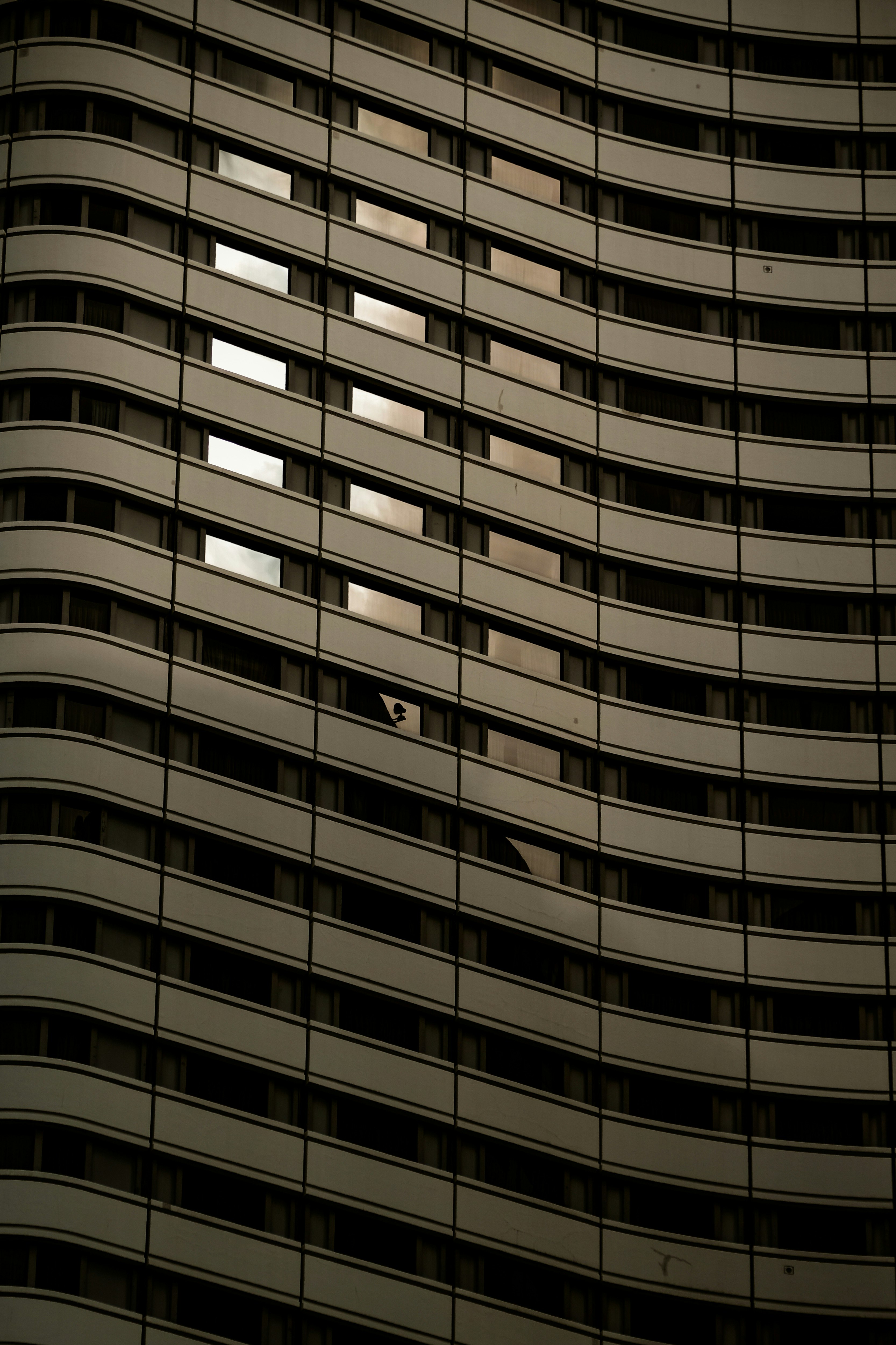 Facciata di un grattacielo dalle linee curve