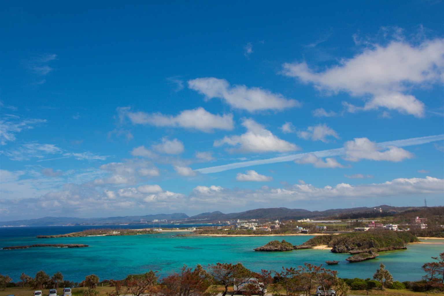 ทิวทัศน์ที่สวยงามมีทะเลสีน้ำเงินและเมฆสีขาว