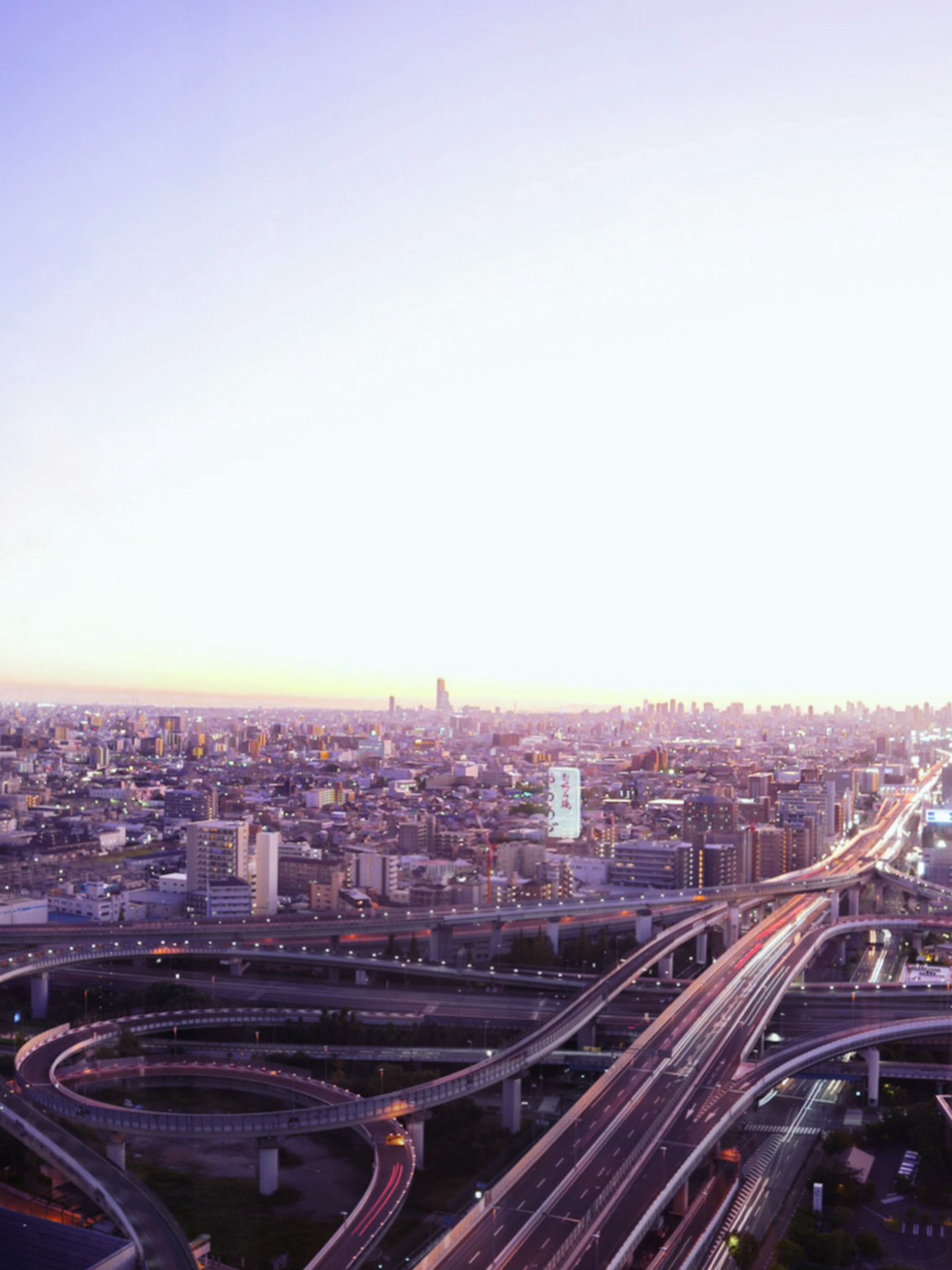 Vista panorámica del horizonte de la ciudad con autopistas que se cruzan
