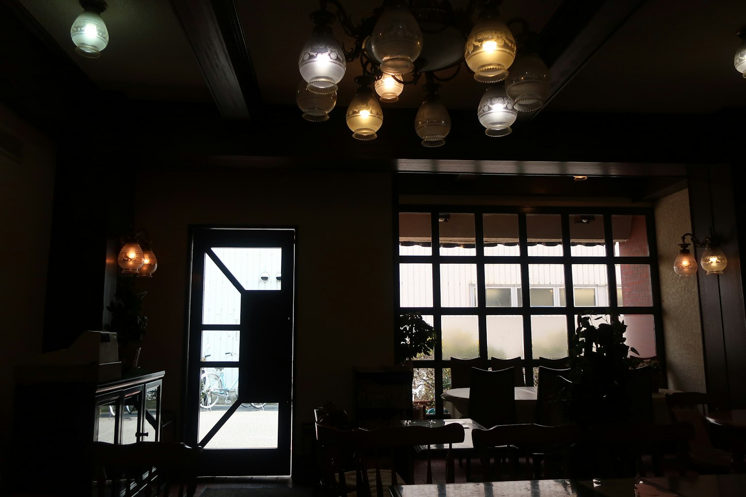 ภายในคาเฟ่ที่มีแสงสว่างสดใสและแสงธรรมชาติส่องเข้ามาทางหน้าต่าง