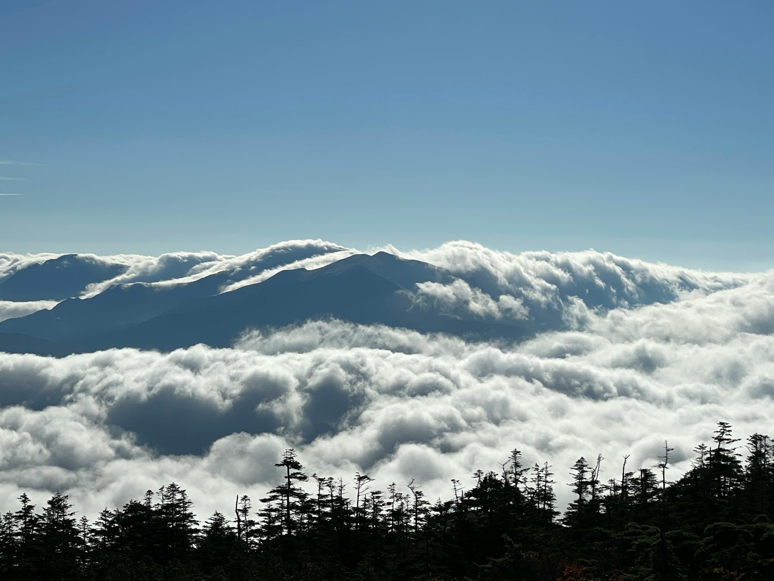 美丽的山脉景色在云海之上