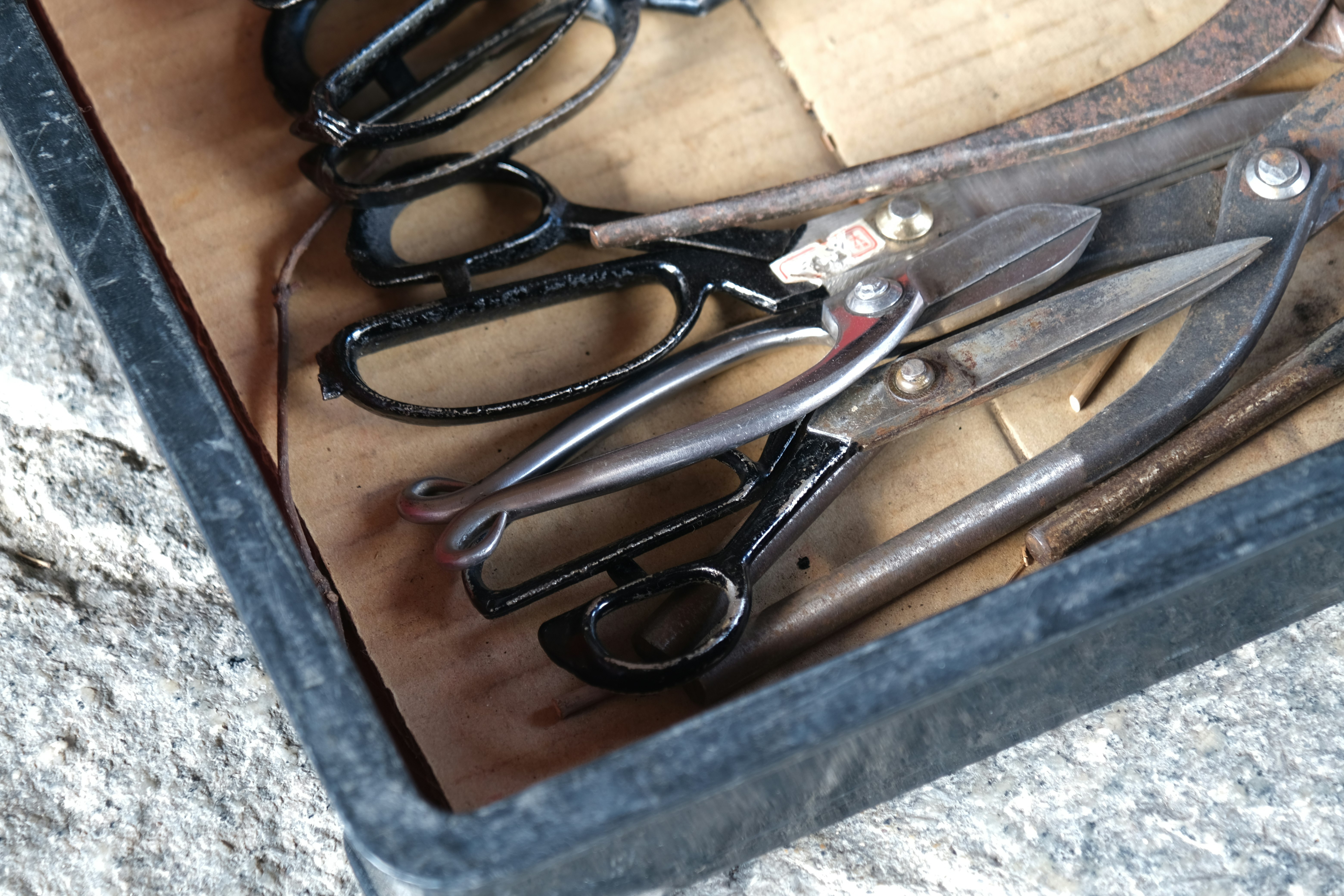 ciseaux et outils de couture dans un étui en cuir