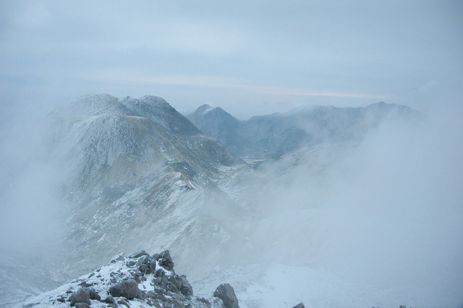 Schneebedeckte Berge in Nebel gehüllt