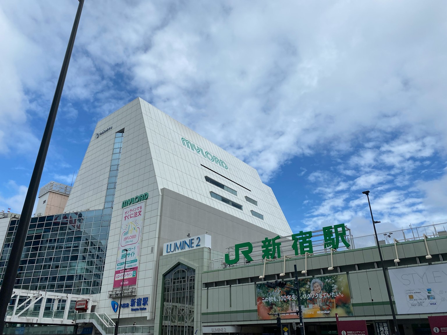 新宿站的現代建築與藍天