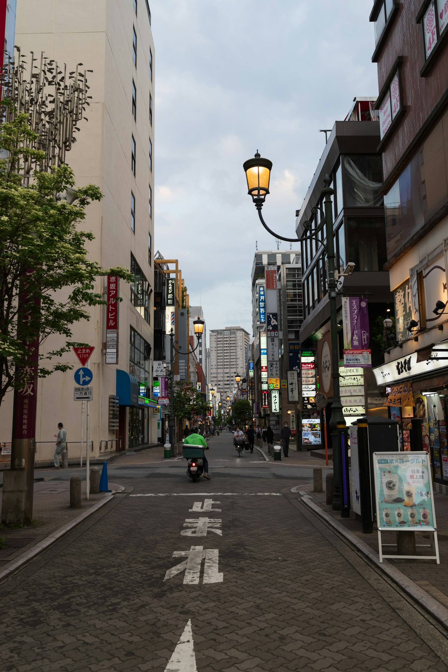 Đường phố Tokyo lúc chạng vạng với một chiếc xe máy