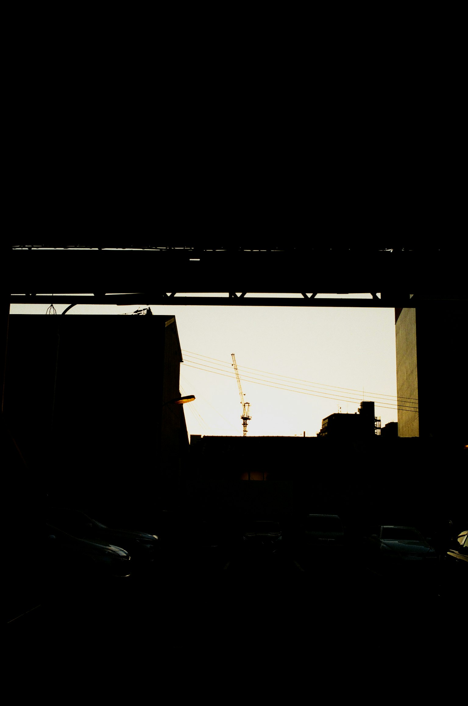 Silhouette di un cantiere con una gru sullo sfondo