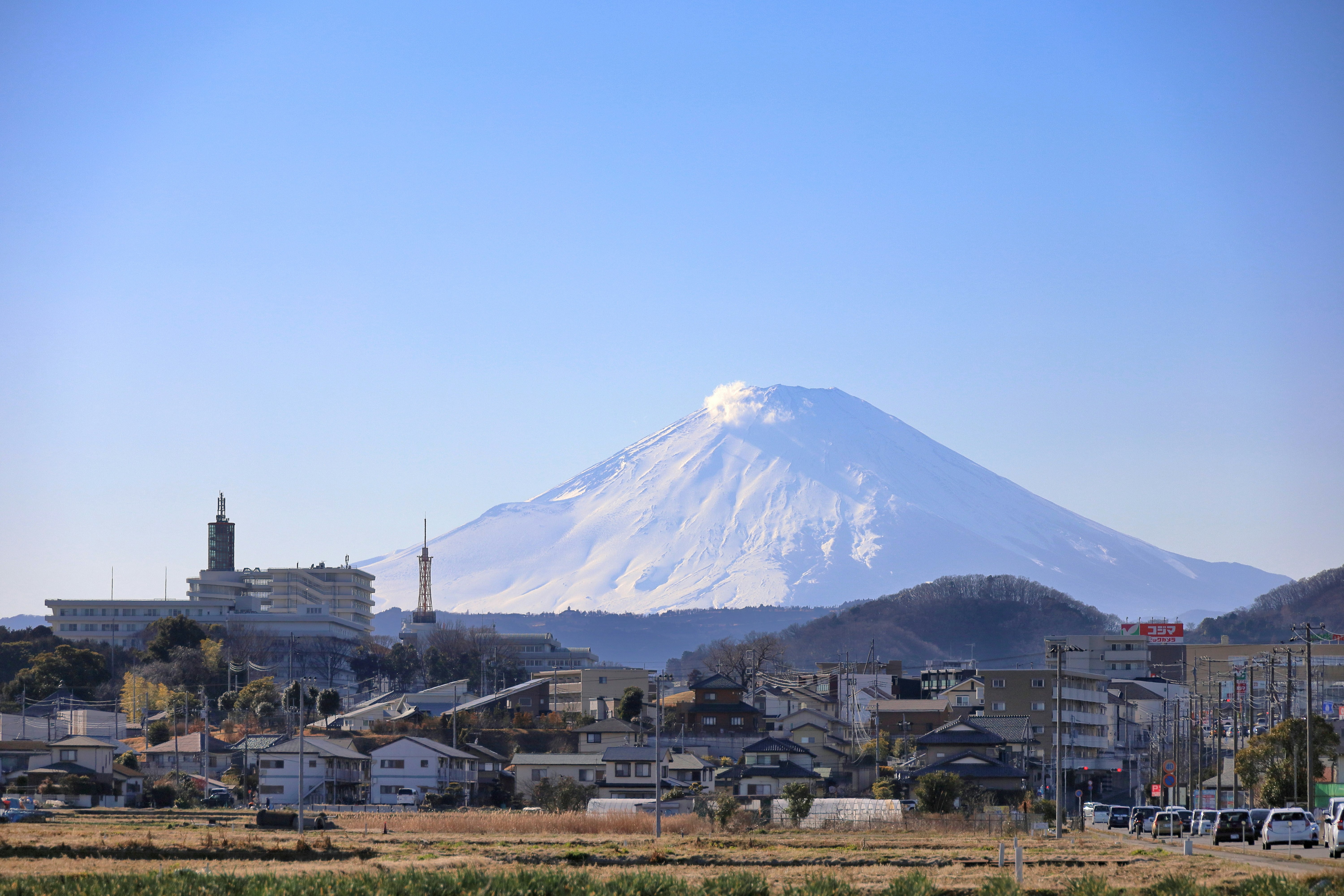 田野與住宅區之間遠處的富士山景