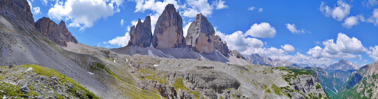 Panoramablick auf majestätische Berge unter klarem blauen Himmel