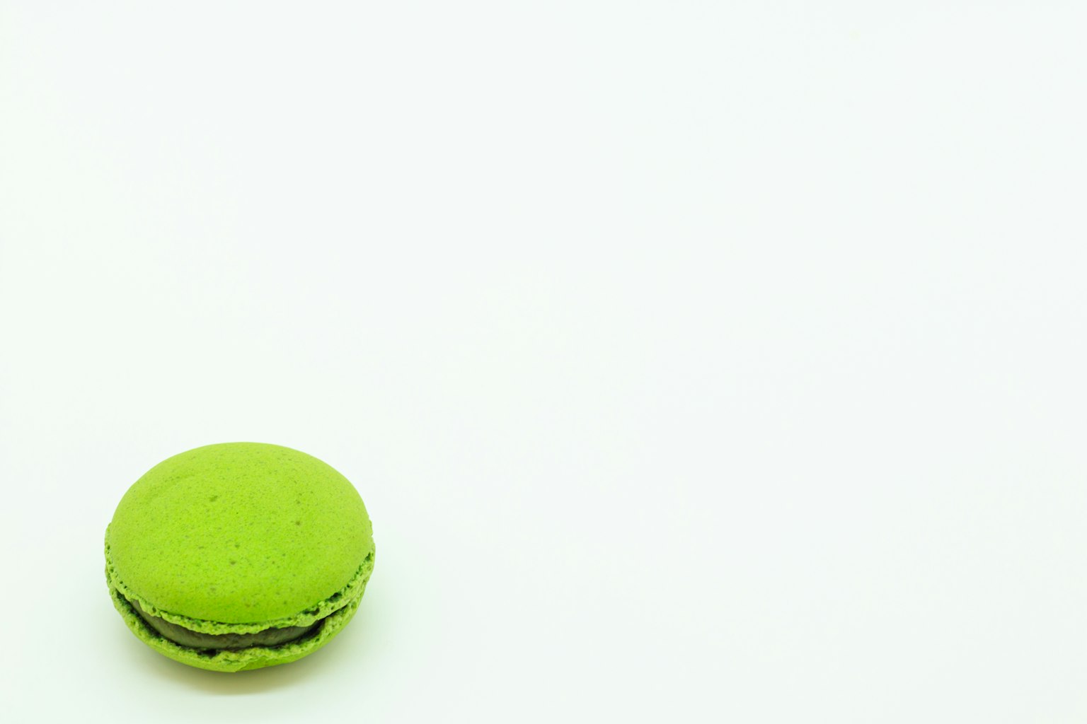 Macaron verde su uno sfondo bianco