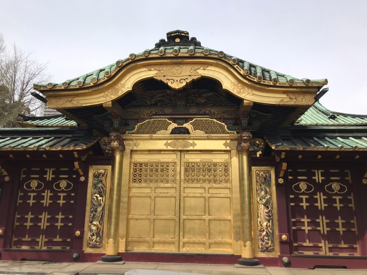Edificio storico con porte dorate ornate e tetto decorativo